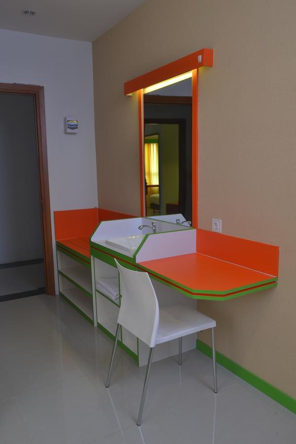 Titanium Express Homtel Otel Cakarta Dış mekan fotoğraf